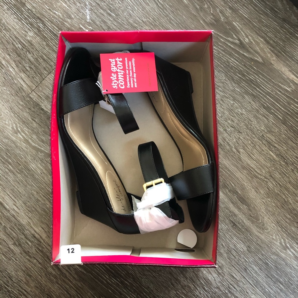 **BRAND NEW** Wedges with gold buckle